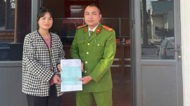 Người phụ nữ SN 2000 phát hiện tài khoản có 1 tỷ đồng không rõ lai lịch, công an cùng tới NH Vietinbank xác minh nguồn gốc