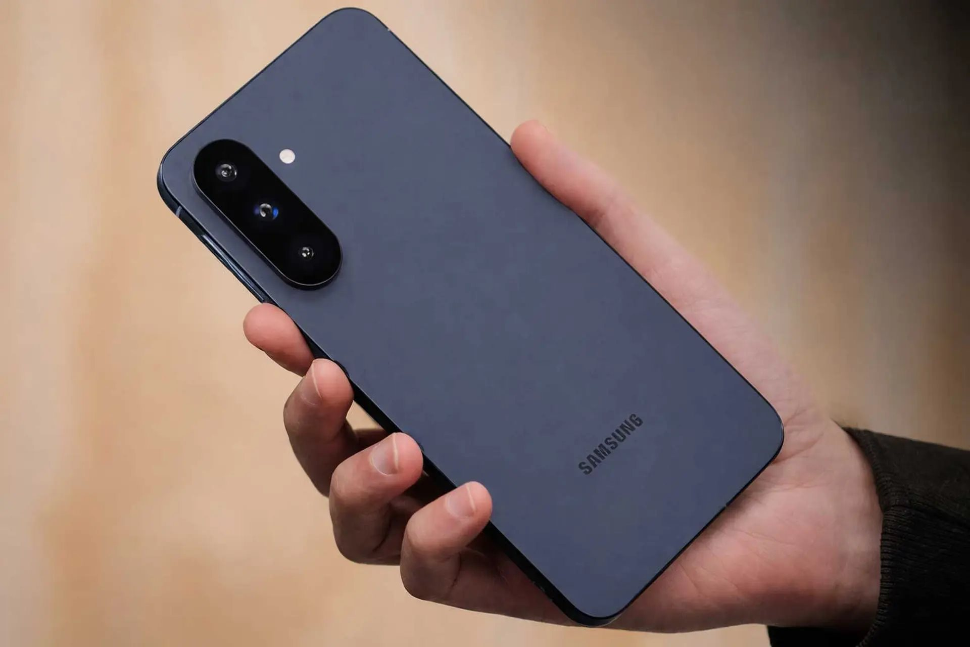 Nhìn chiếc điện thoại này là đủ thấy Samsung đã "đem con bỏ chợ"?