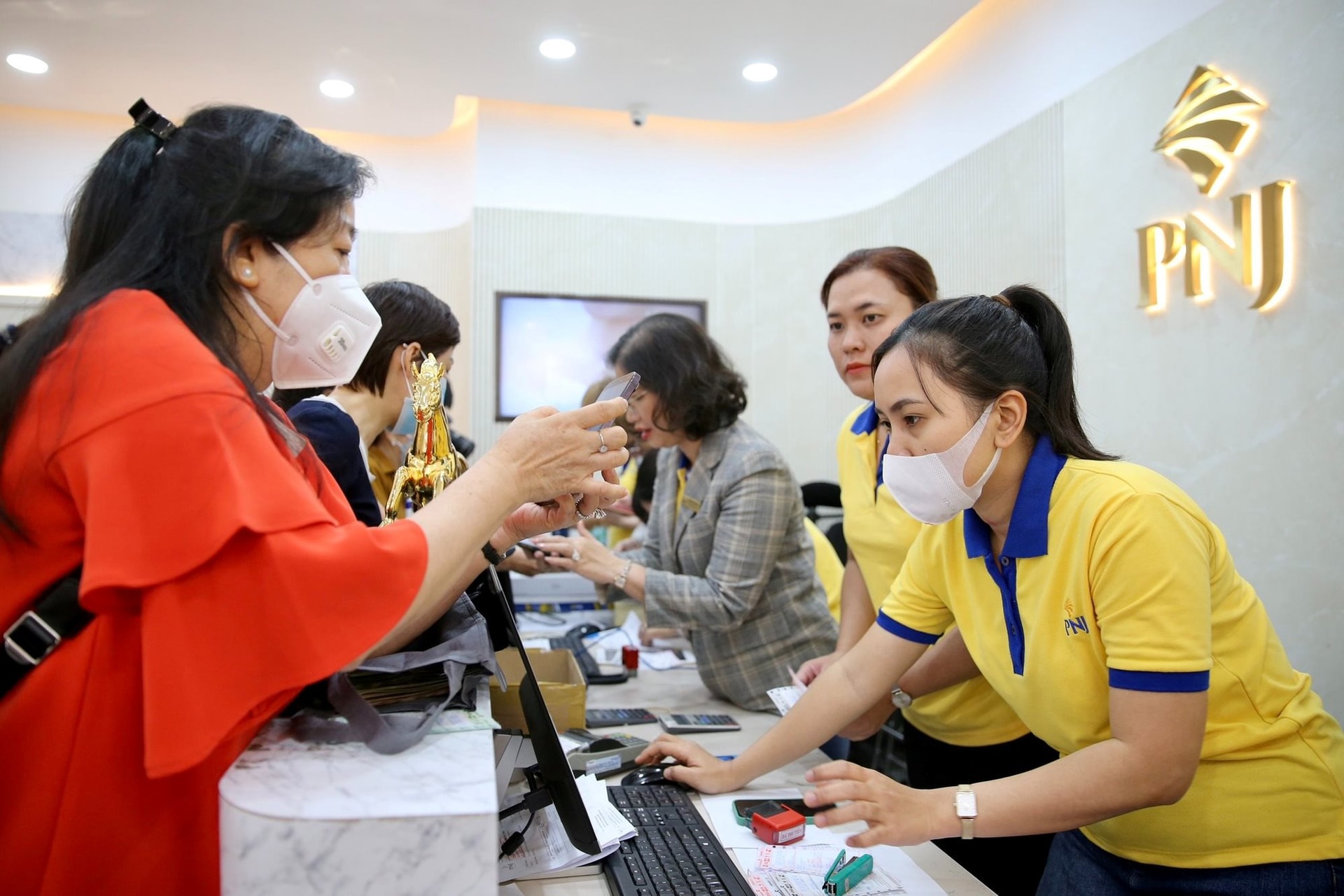 Vàng phá vỡ mốc 190 triệu: Huy Thanh, Bảo Tín Mạnh Hải đua bán vàng mini 0,05 - 0,1 chỉ, PNJ bán 0,39 - 0,79 chỉ, đúc Doraemon, Hello Kitty vào hộp mù