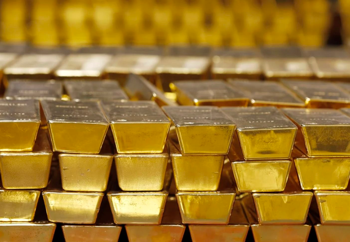 Giá vàng vượt đỉnh khiến một sàn giao dịch ở nước láng giềng Việt Nam sụp đổ, gần 40 nghìn tỷ đồng bị mắc kẹt