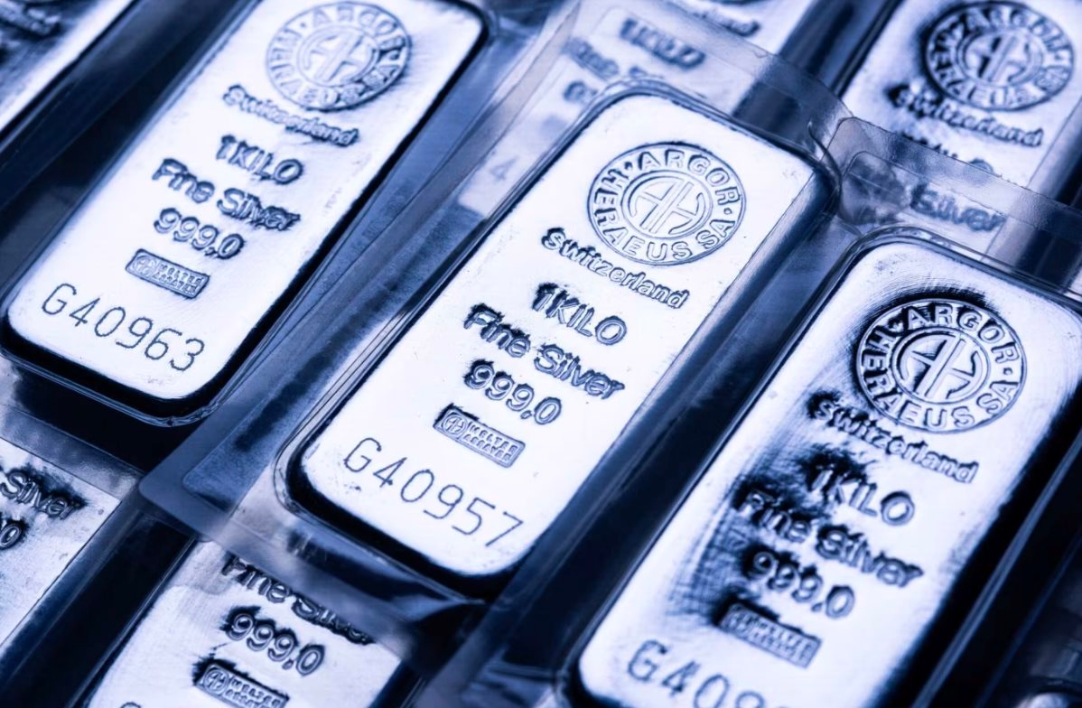 Giá vàng và bạc đồng loạt tụt dốc, chứng kiến phiên giảm mạnh chưa từng có trong gần 50 năm: Chuyện gì đang xảy ra?