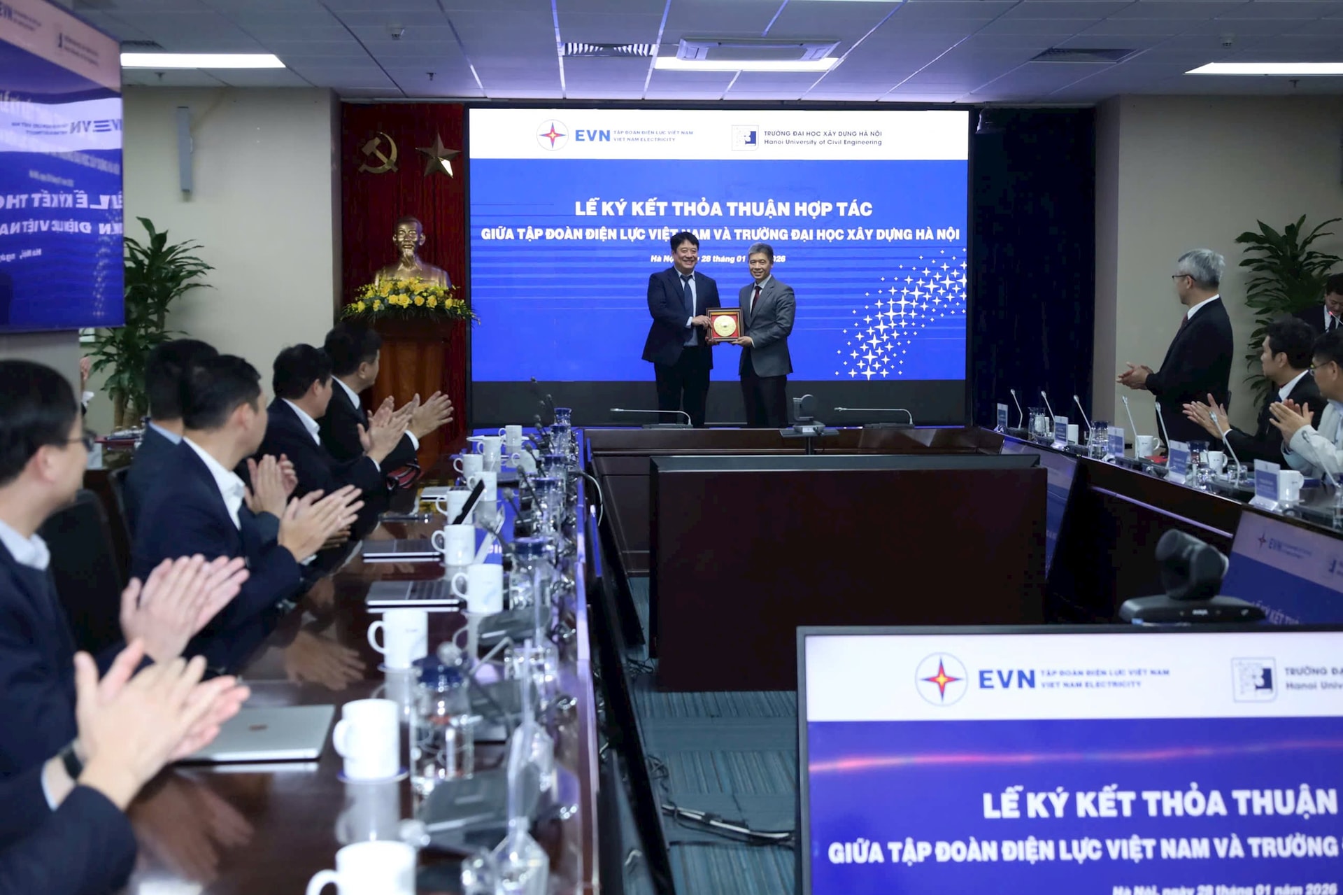 Trường ĐH là “cái nôi” đào tạo kỹ sư hàng đầu Việt Nam được EVN “chọn mặt gửi vàng”, cùng bắt tay thực hiện kế hoạch rót 130.000 tỷ/năm