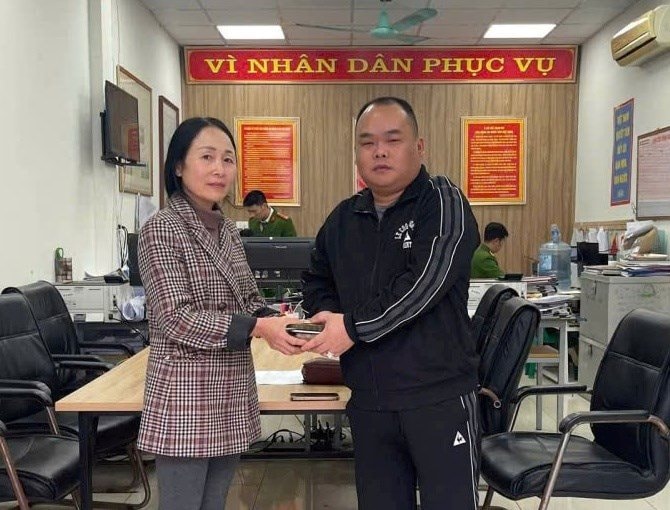 Phát hiện 2 cây vàng, 1 thẻ ngân hàng có 300 triệu đồng ngay trước cổng Công an tỉnh