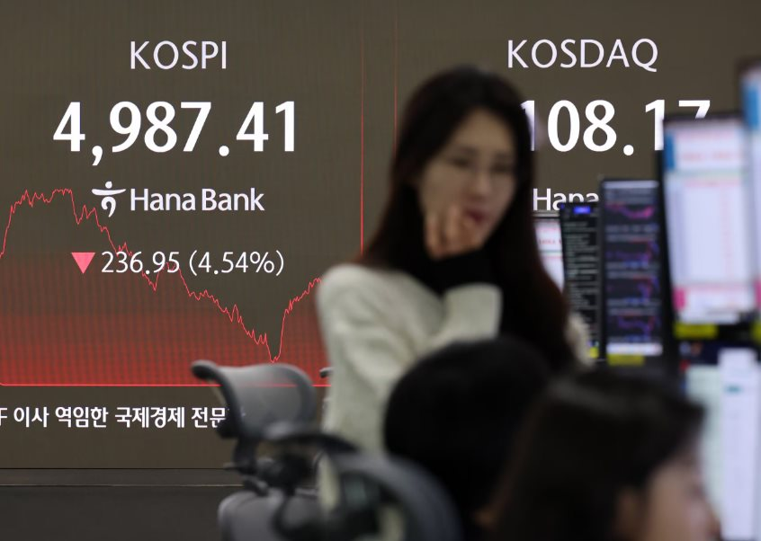 TTCK top đầu châu Á rung chuyển, chỉ số chỉnh tụt sâu, kích hoạt ‘cầu dao’ tạm ngừng giao dịch: Chuyện gì đây?