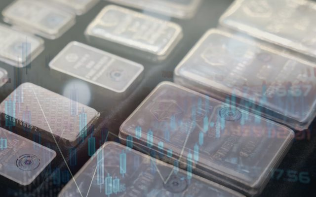 Bán chứng khoán để 'đu đỉnh' bạc giá hơn 120 triệu đồng/kg, tôi phải làm gì bây giờ?