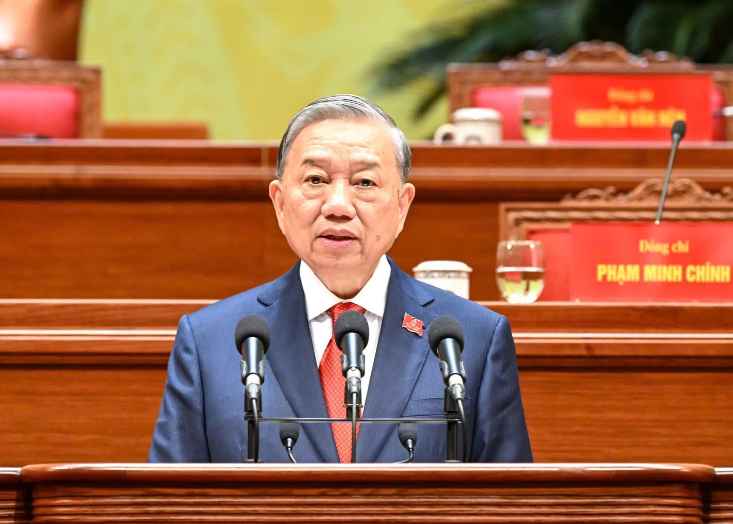 Vững bước dưới cờ Đảng