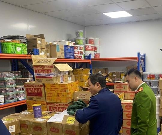 Phát hiện 1,5 tấn nguyên liệu thực phẩm không rõ nguồn gốc, liên kết với chuỗi lẩu nổi tiếng Hà Nội
