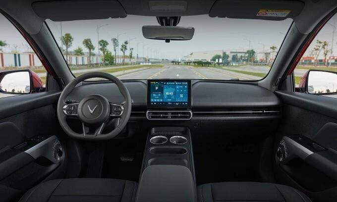 Xe điện VinFast MPV 7 về đại lý: Đắt hơn Limo Green, bù lại những nâng cấp gì?