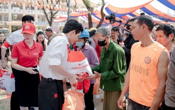 Hỗ trợ thiết thực cho người dân vùng biên Đồng Nai: Khám bệnh, tặng quà và hướng dẫn an toàn tài chính
