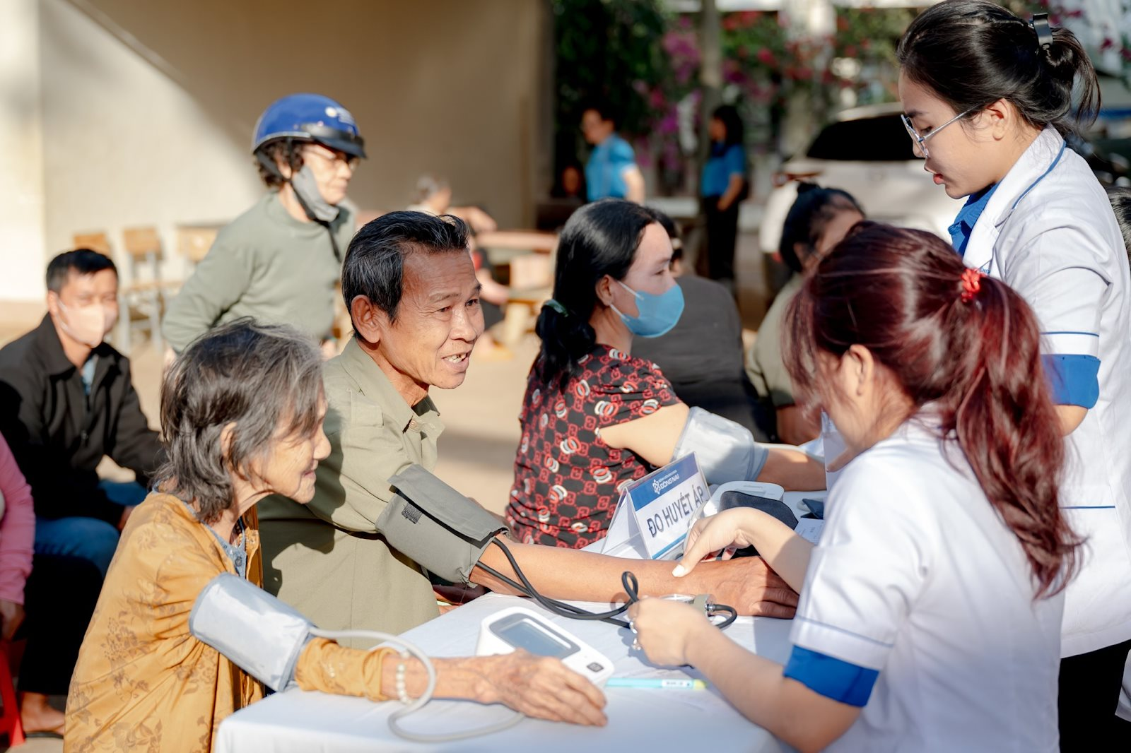 Hỗ trợ thiết thực cho người dân vùng biên Đồng Nai: Khám bệnh, tặng quà và hướng dẫn an toàn tài chính