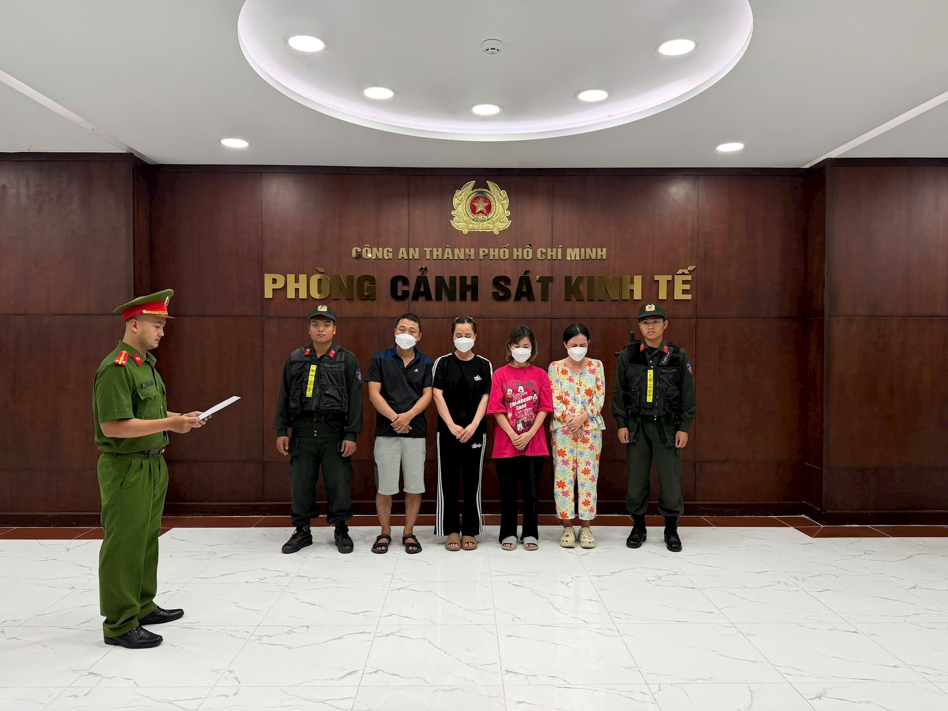 Công an vào cuộc, triệt phá đường dây tuồn 10.000 chai nước hoa giả ra thị trường, quy mô hàng chục tỷ