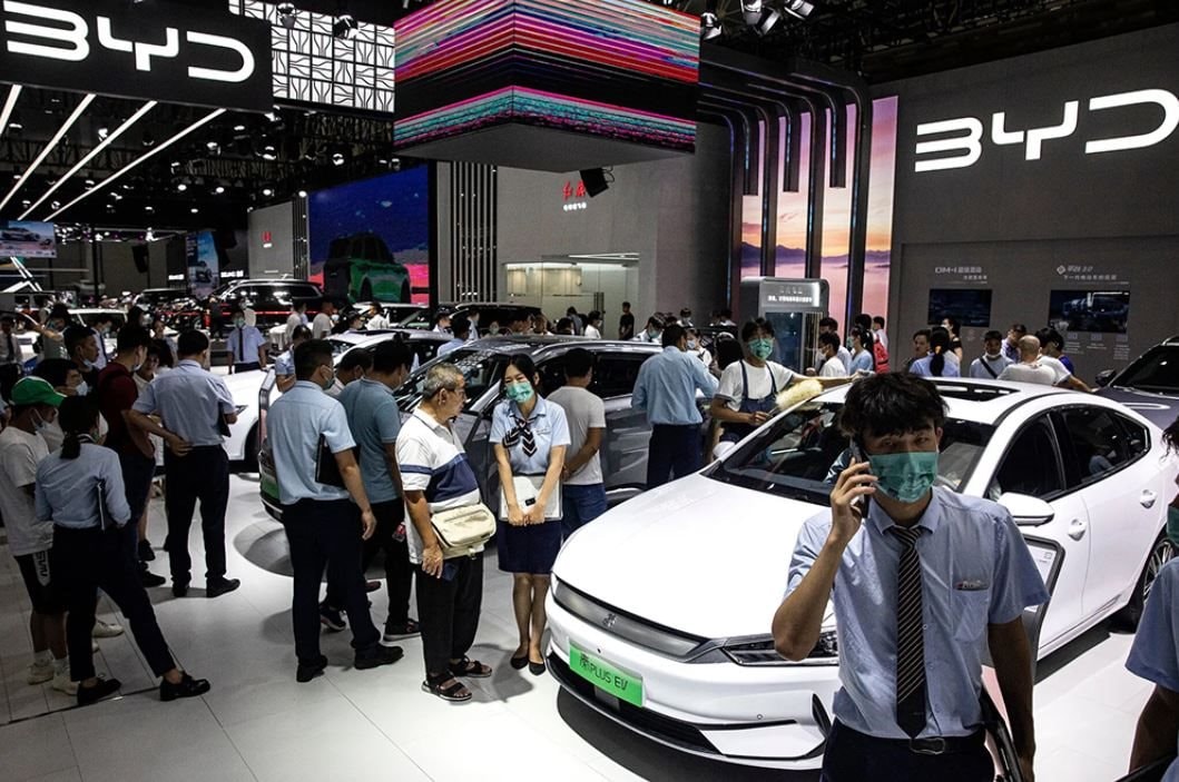 Trung Quốc siết chặt vị thế công nghệ sạch nhờ mở rộng mạnh xuất khẩu xe điện