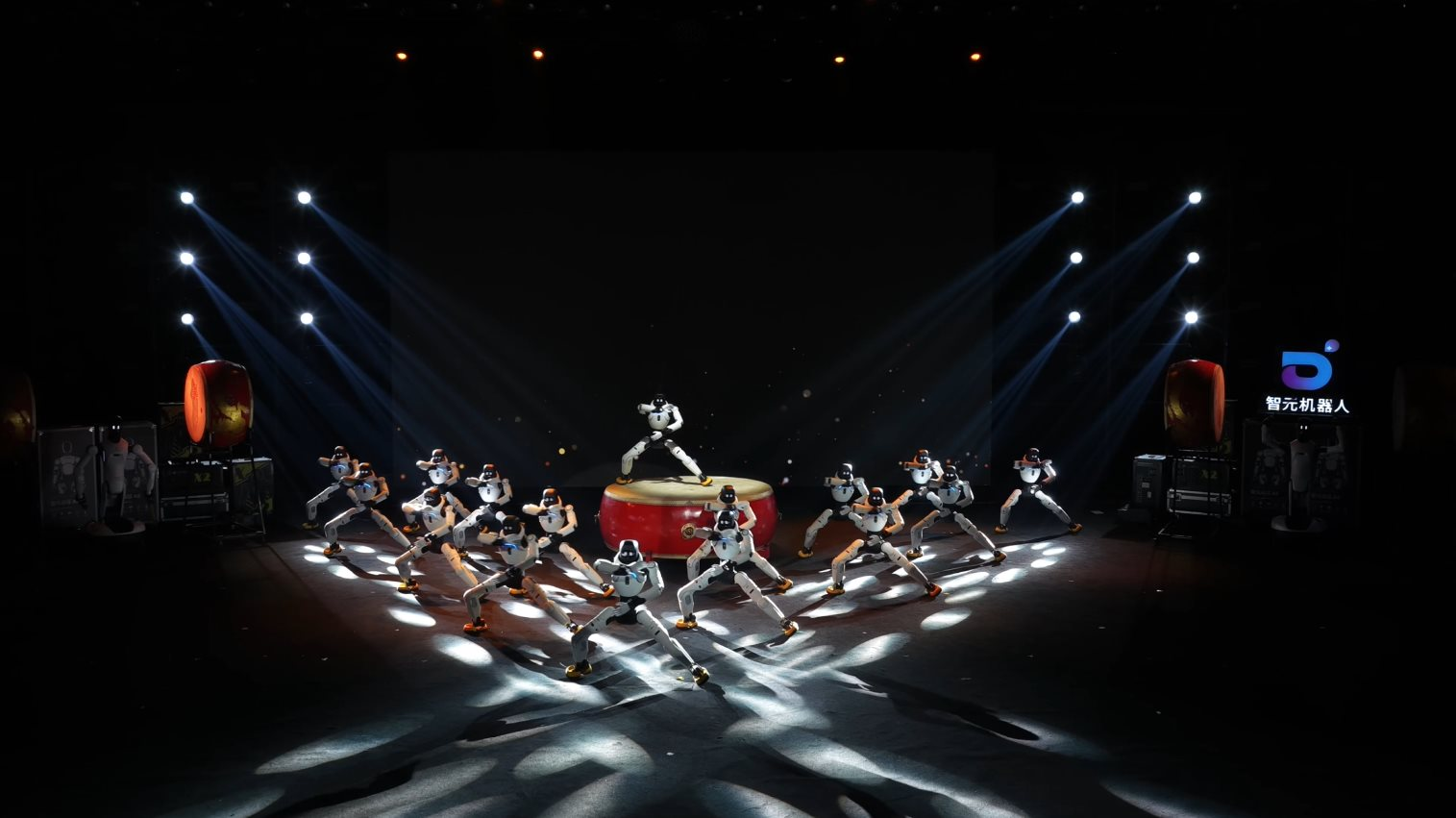 Lần đầu tiên xuất hiện một gala nghệ thuật quy mô lớn vận hành và dẫn dắt hoàn toàn bằng robot hình người