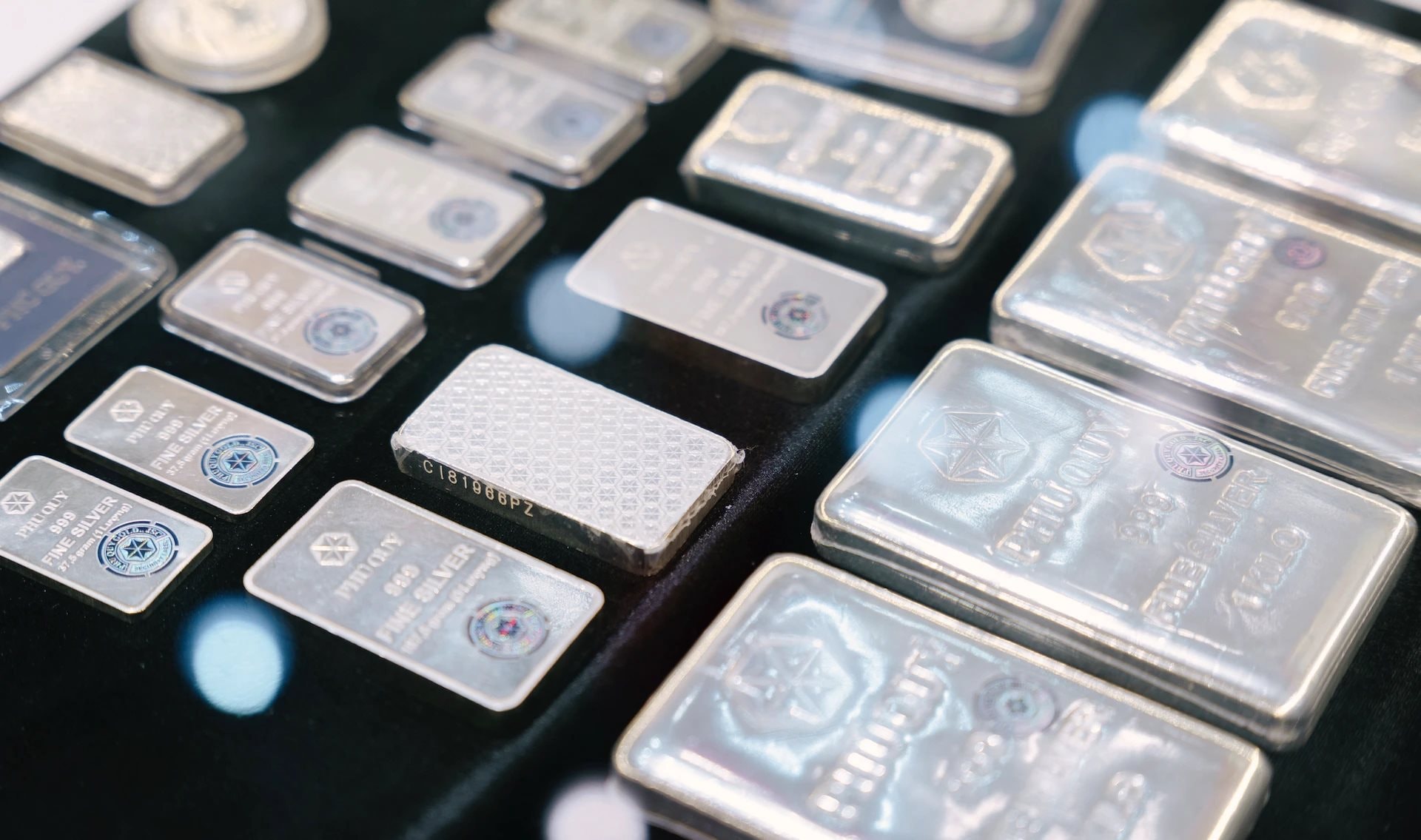 Giá bạc thỏi bật tăng sáng ngày 9/2