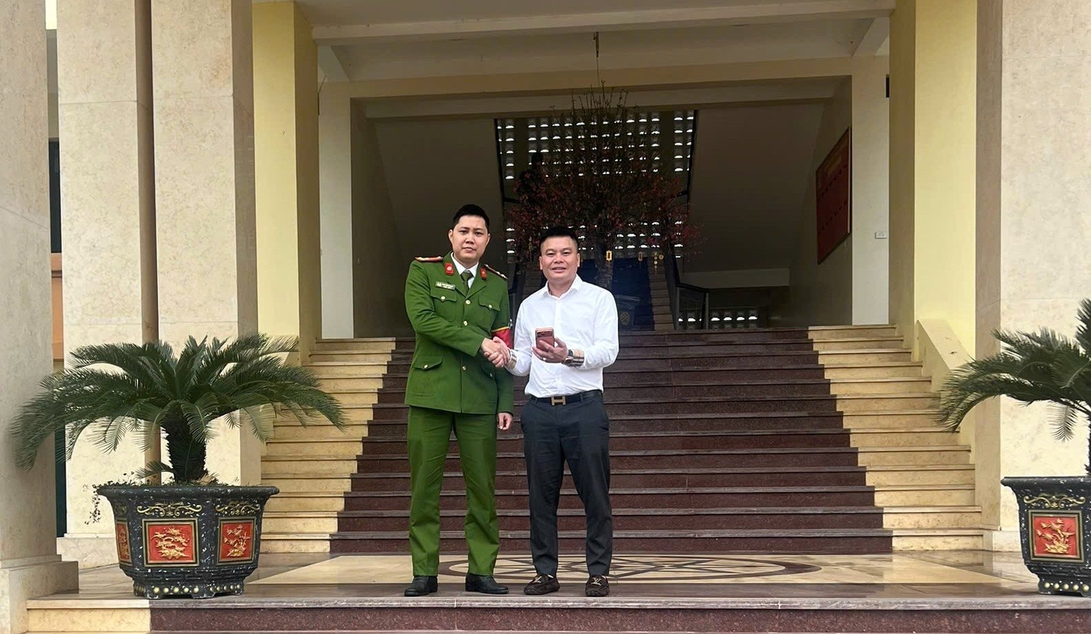 Tài khoản đột ngột có giao dịch 100 triệu đồng vào đúng 3 giờ chiều: Công an xã truy tìm thanh niên SN 2004   