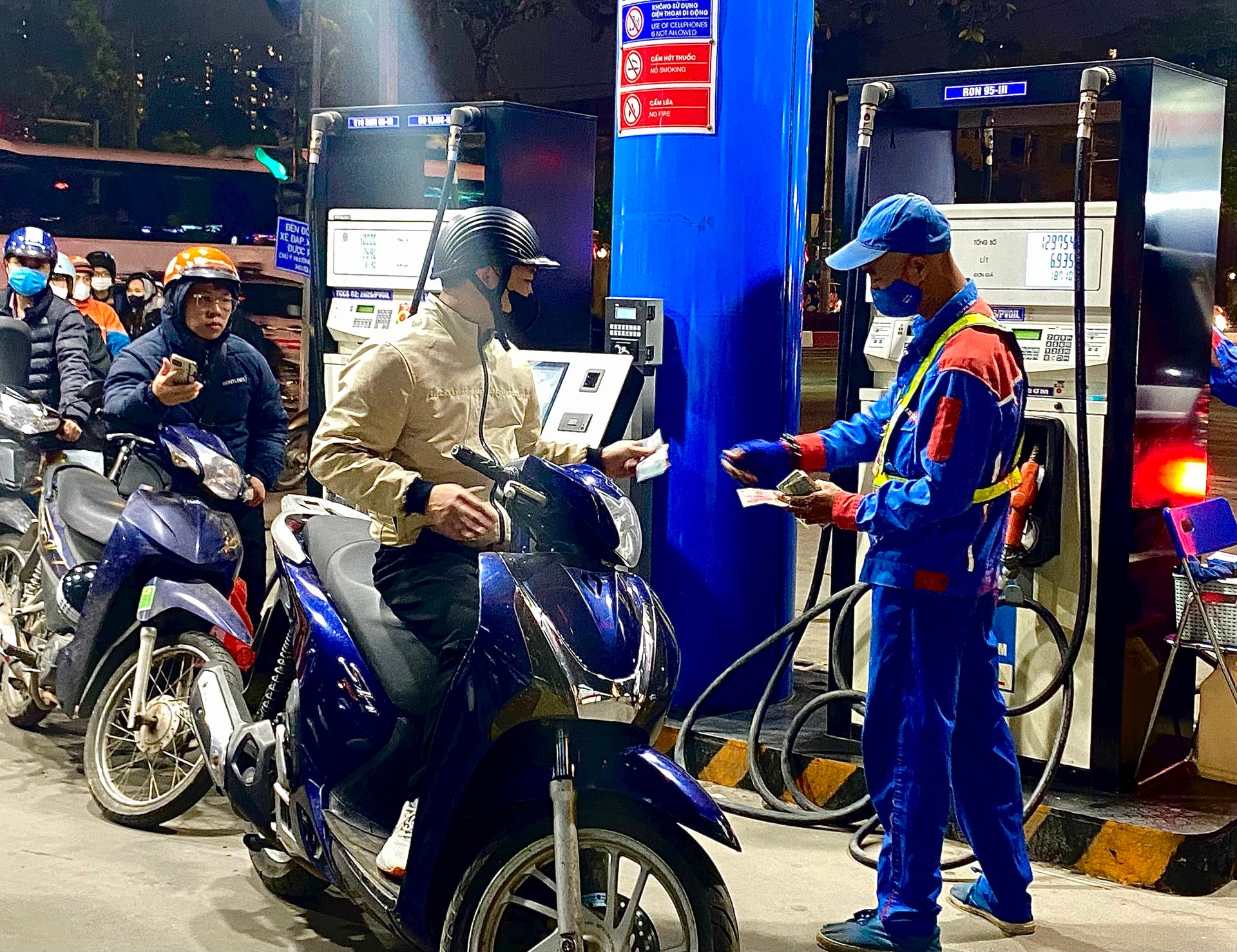 Hơn 20 thương nhân phân phối xăng dầu rút khỏi thị trường: Bộ Công Thương nói gì?