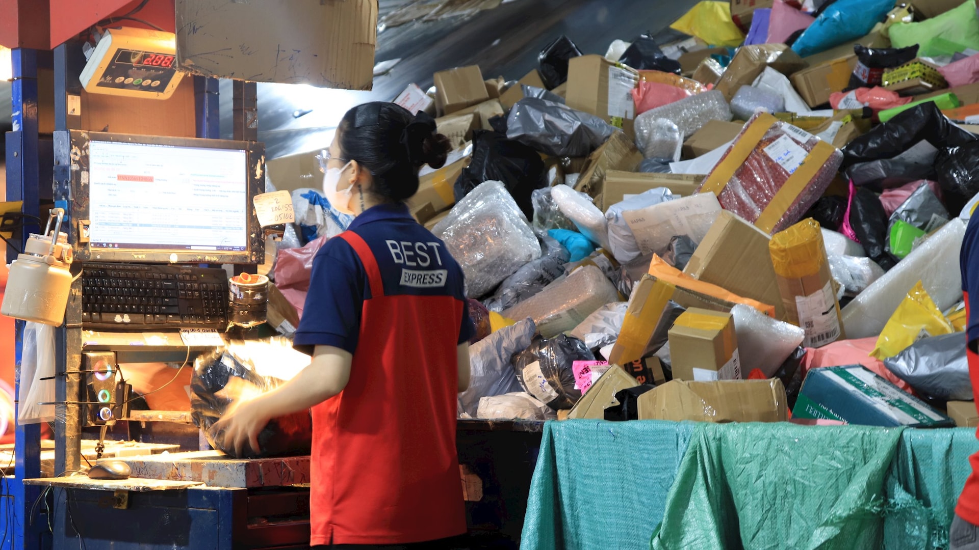 Bên trong một trung tâm giao nhận ngày giáp Tết: nhân viên 'bơi' trong biển hàng hóa, băng chuyền phân loại tự động hàng hóa tốc độ 2 mili giây 