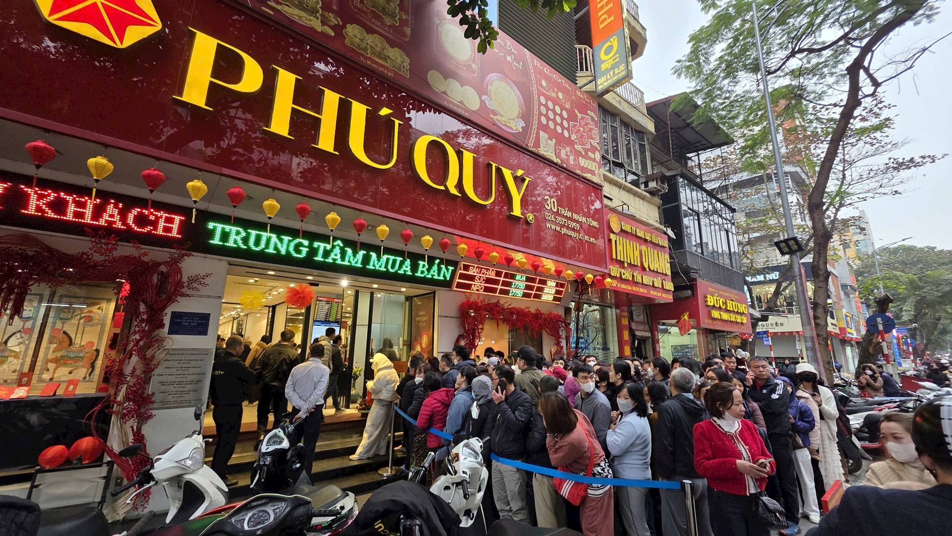 Sáng nay, nhà đầu tư ồ ạt mang ghế gấp, áo ấm xếp hàng từ sớm mua một sản phẩm bạc đặc biệt 