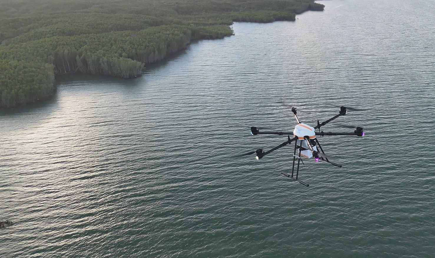 NÓNG: Chính thức khai trương tuyến giao hàng vượt biển bằng UAV đầu tiên, 2kg hàng bay 12km mất 15 phút