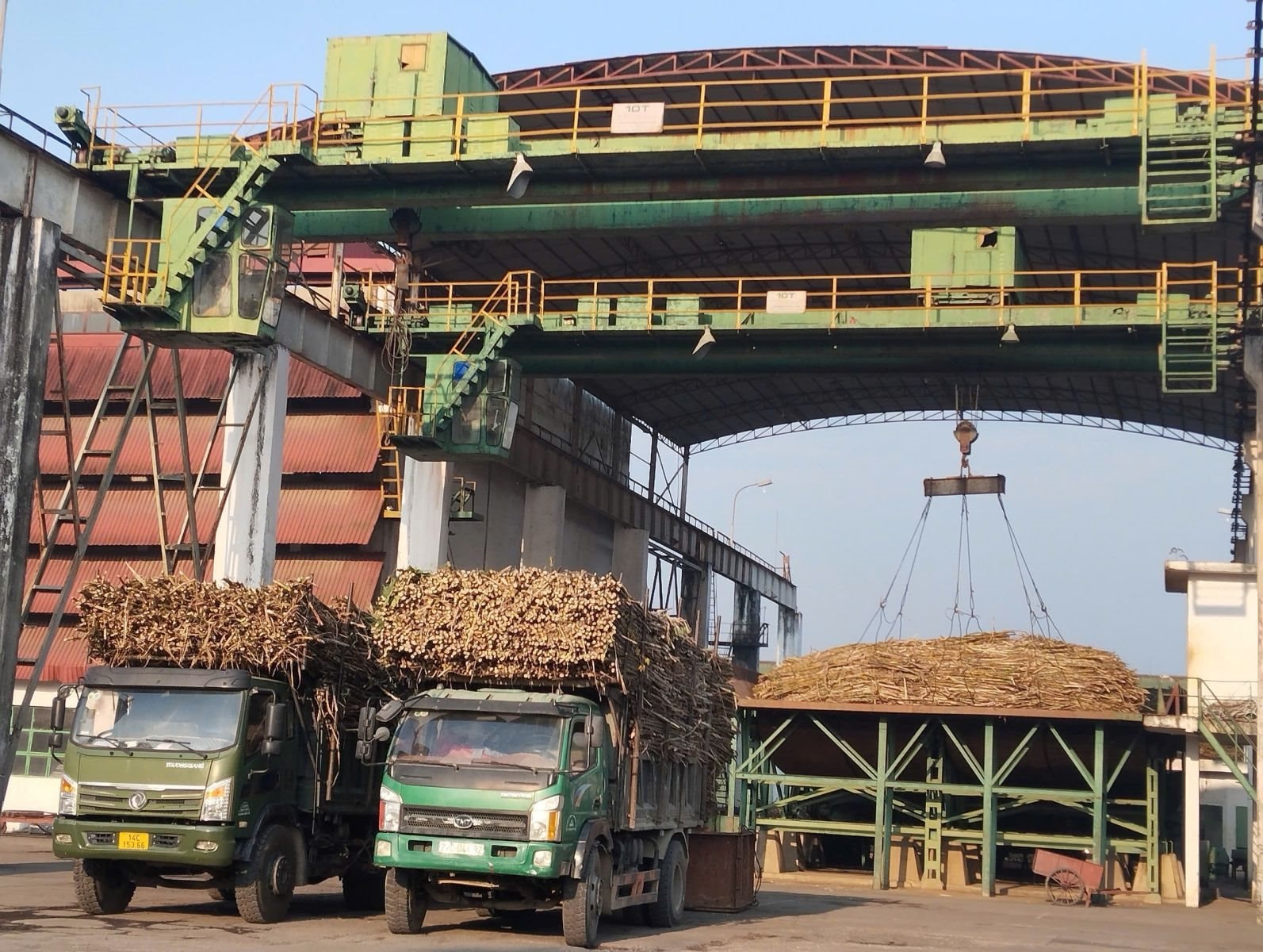 Hai doanh nghiệp bị UBCKNN xử phạt vì không công bố thông tin