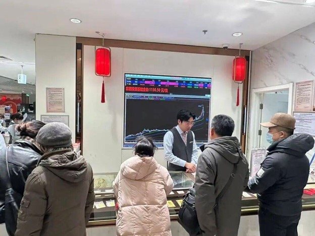 Không riêng Việt Nam, nhà đầu tư ở quốc gia này cũng ồ ạt mang áo ấm xếp hàng từ sáng sớm để mua vàng mua bạc