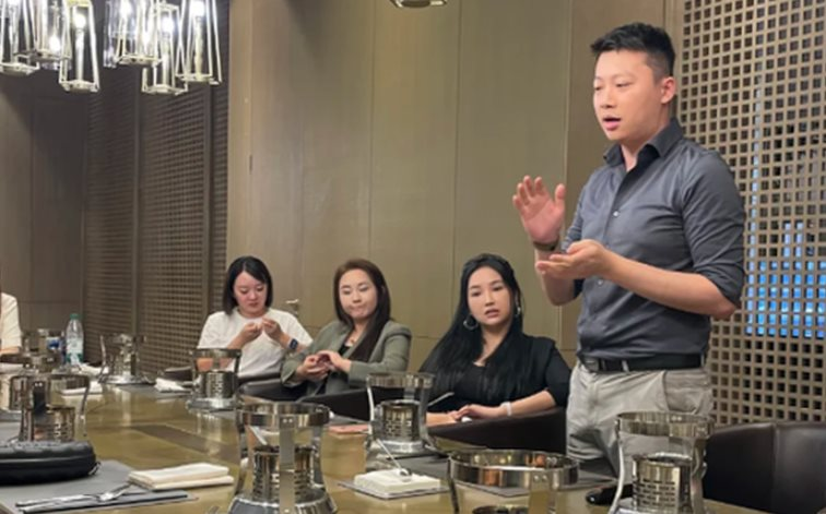 Đi YEP công ty và bốc trúng quà "nghỉ phép 365 ngày có lương", hôm sau sếp lập tức gọi riêng ra nói chuyện