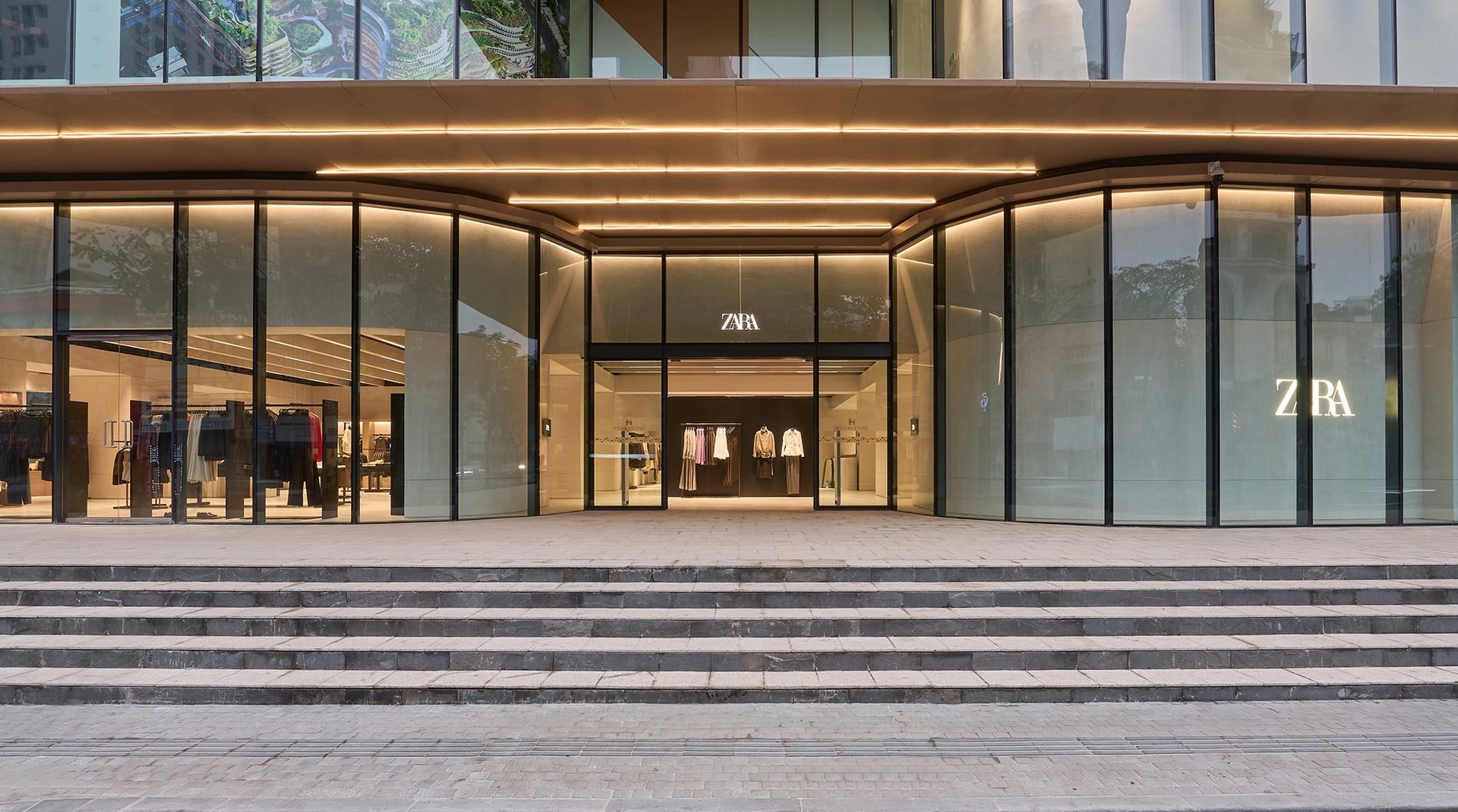 Cảnh tượng khác lạ tại cửa hàng rộng 1.800 m2 của Zara trong Hanoi Centre