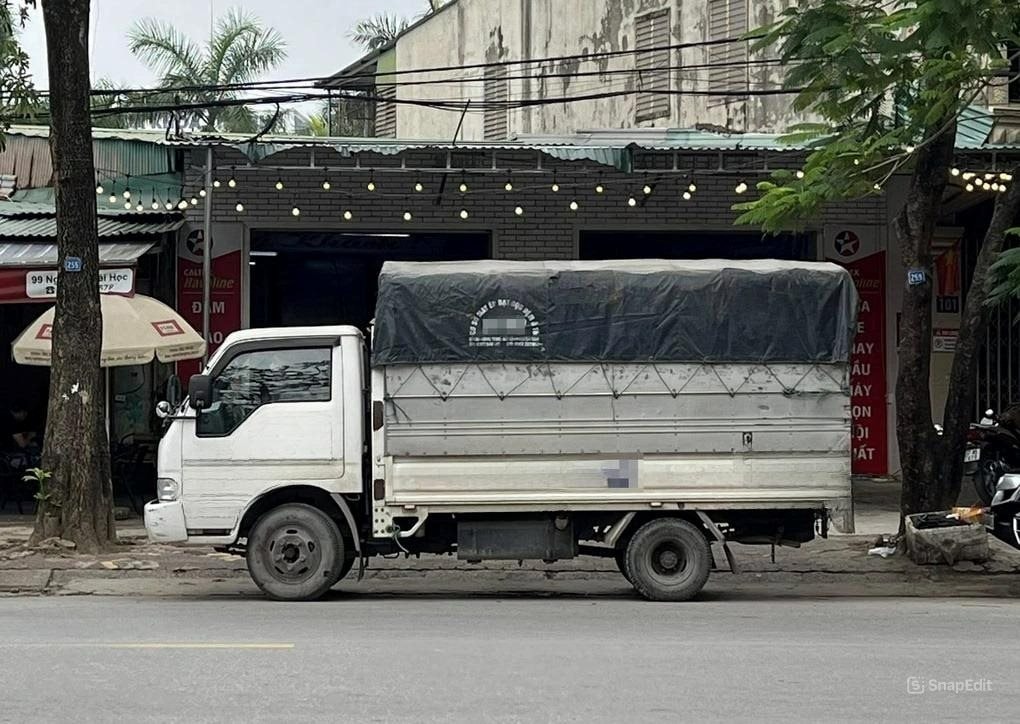 Phát hiện xe tải màu xám lạ, công an Việt Nam lập tức theo dõi giám sát để kiểm tra