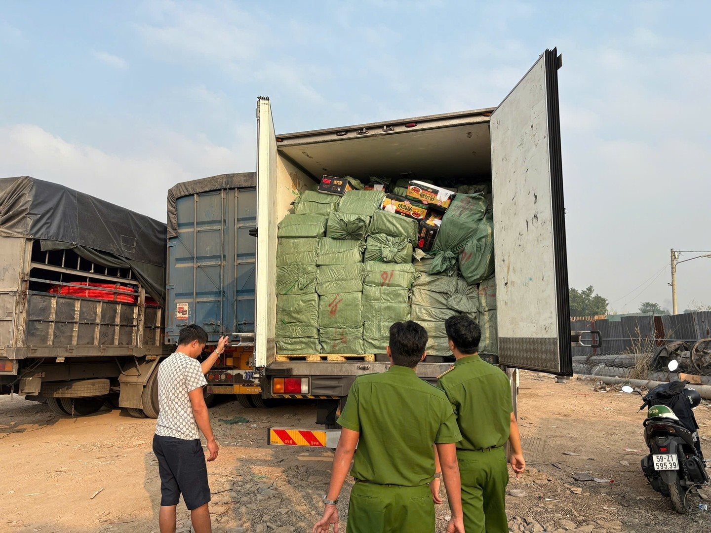 Phát hiện 2 xe tải đông lạnh lạ, công an Việt Nam lập tức theo dõi