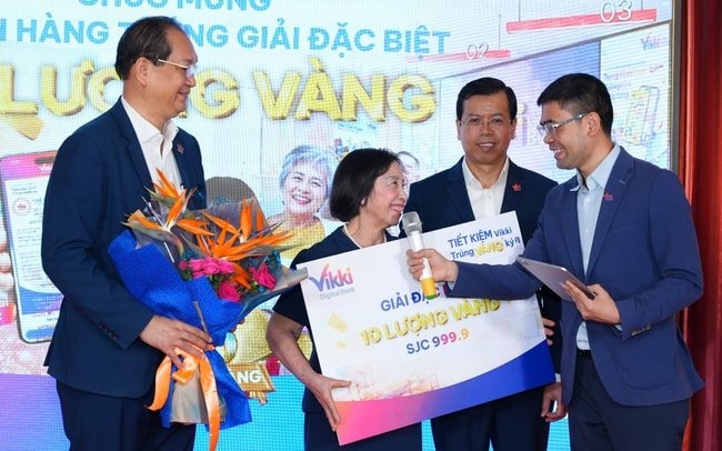 Gửi tiết kiệm 1,1 tỷ đồng, khách hàng Vikki trúng 10 lượng vàng