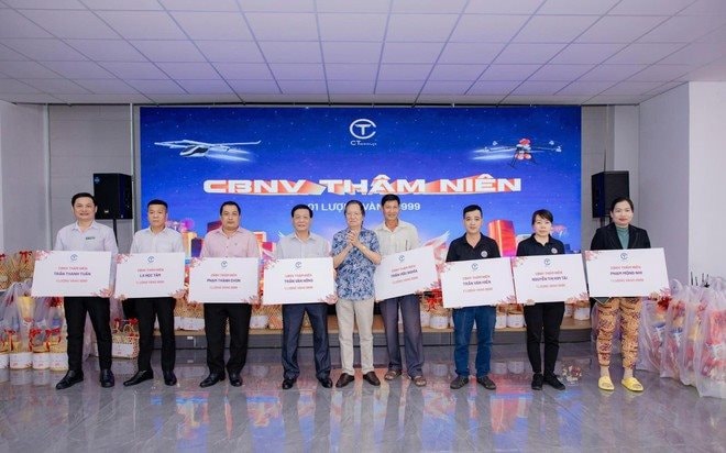 Nhiều tạp vụ, bảo vệ bật khóc khi nhận thưởng Tết là một lượng vàng 9999