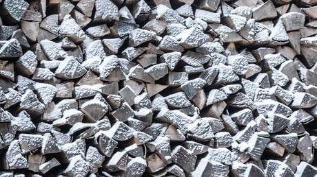 Tách khỏi lưới điện Nga, quốc gia EU chịu giá năng lượng cao giữa mùa đông lạnh bất thường, người dân cạn kiệt củi khô để sưởi ấm