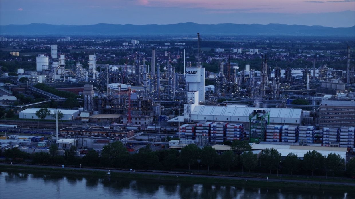 Giá điện tăng không tưởng lên 3 triệu đồng/MWh, hàng nghìn sếp lớn châu Âu đồng loạt cảnh báo