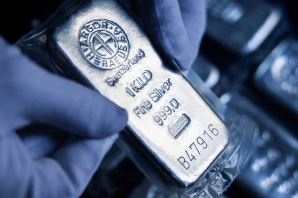 Thế lực nắm hơn 15.000 tấn bạc liên tục bán ra ở thời điểm nhạy cảm