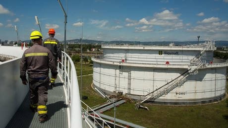 Tố Ukraine cố tình đóng băng đường ống dẫn dầu Nga, quốc gia EU cắt nguồn cung dầu cho Kiev, tuyên bố tình trạng khẩn cấp