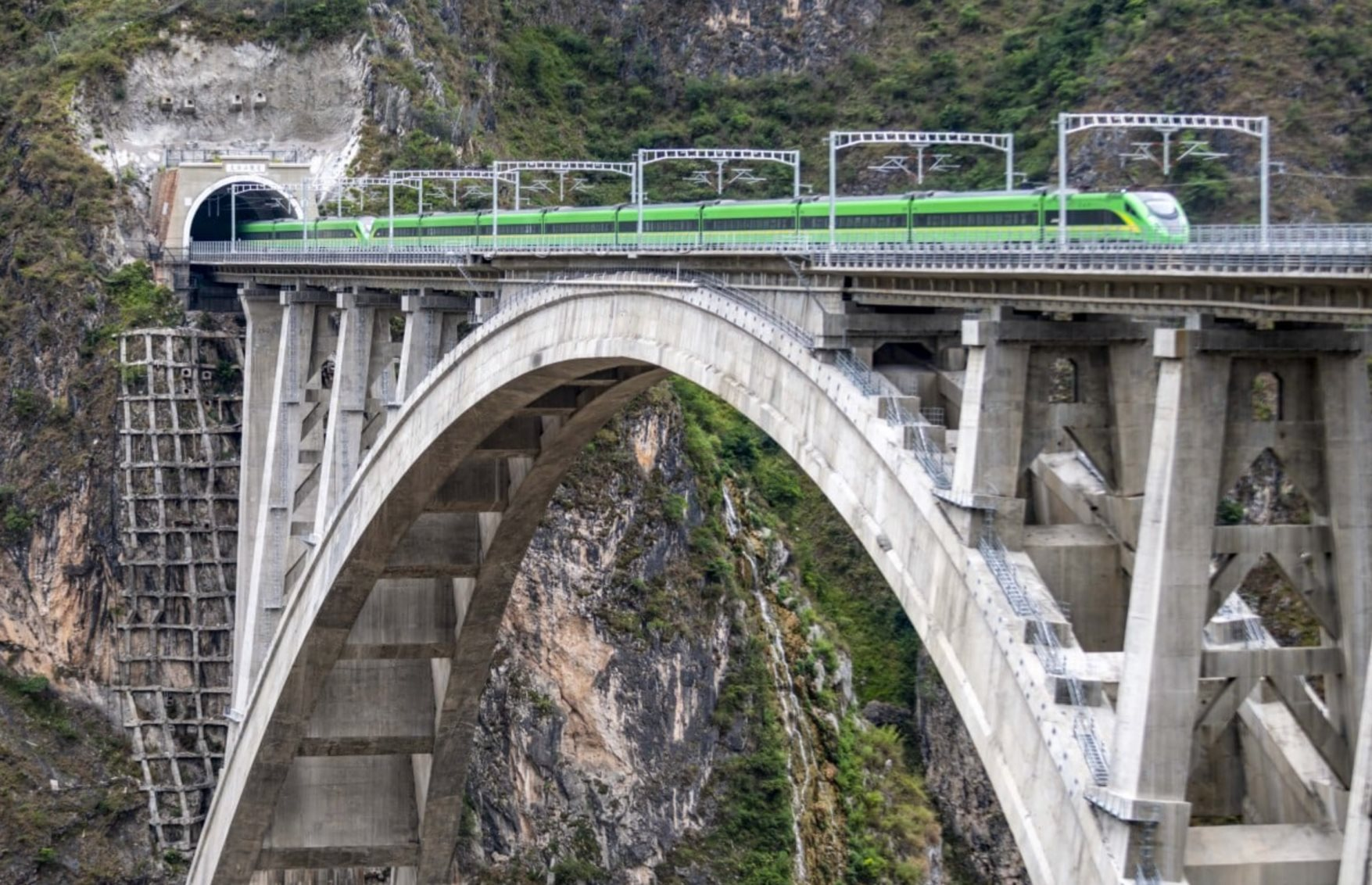 14 năm khoét núi, hơn 150.000 “bể bơi” nước tràn vào khi đào hầm: Láng giềng Việt Nam sắp hoàn thành tuyến đường đi hơn 300 km chỉ mất 4 tiếng rưỡi