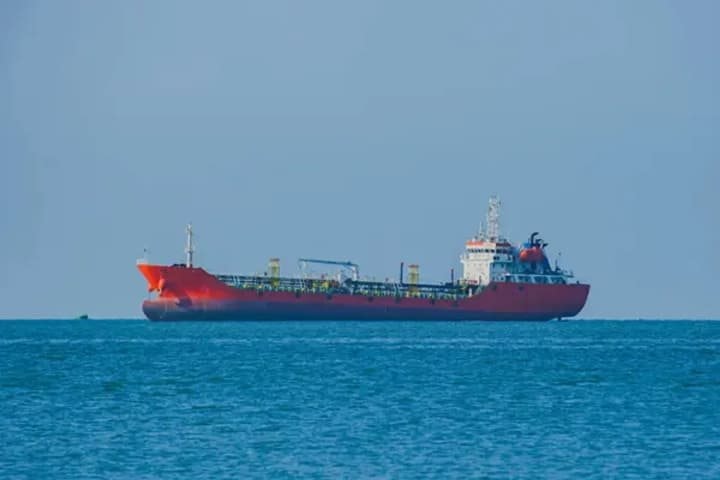 Nga thử lệnh phong toả của Mỹ, điều tàu chở 200.000 thùng dầu tới quốc đảo xa xôi: Thế giới 'nín thở' chờ kết quả