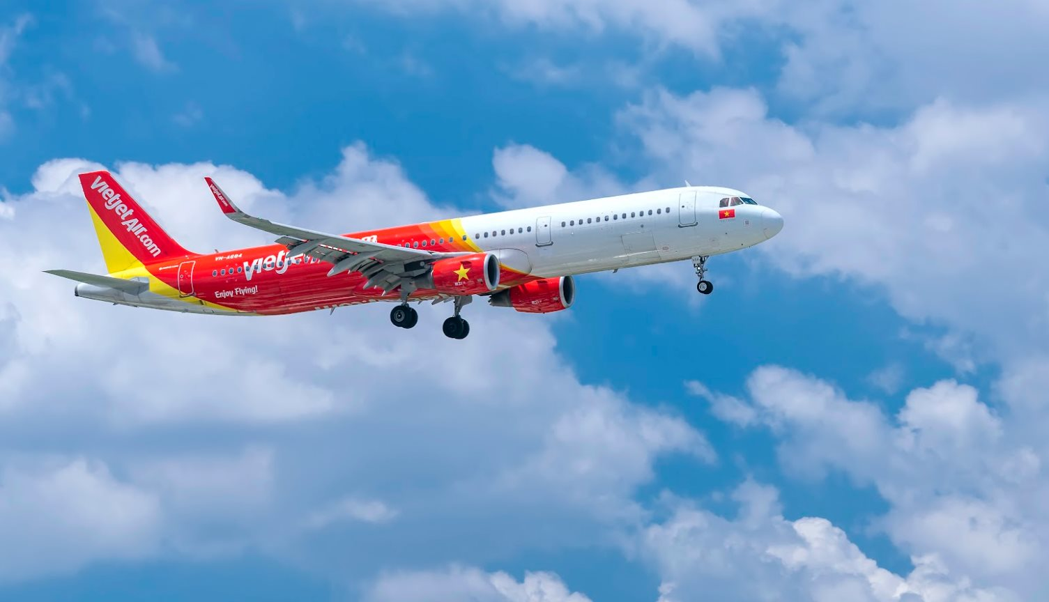 Giá vé máy bay tuyến Hà Nội – TP.HCM tăng mạnh, nhiều ngày chỉ còn hạng thương gia