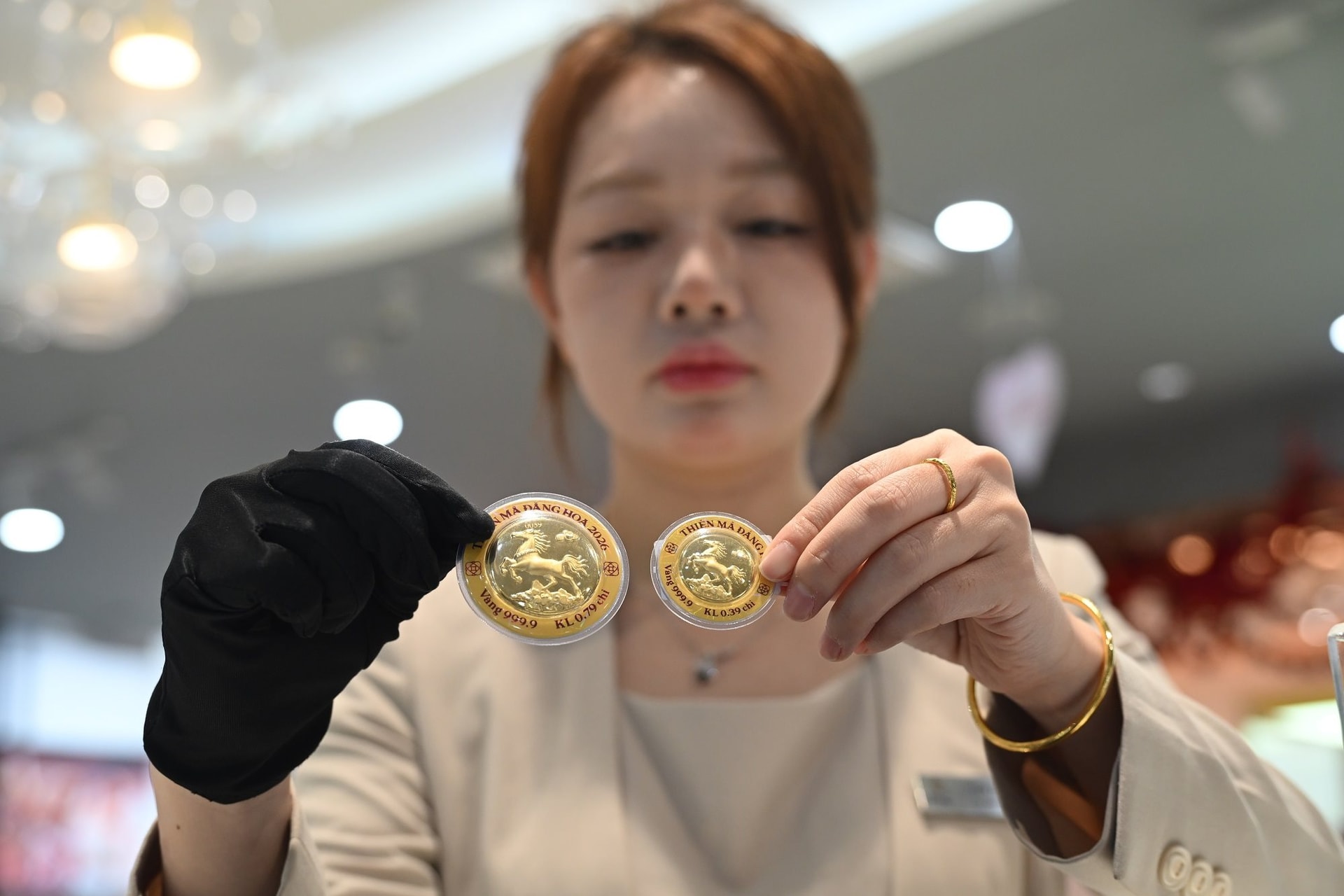 Vàng tăng 4 triệu đồng/lượng: 0,1 chỉ gây "sốt", đồng vàng Thiên Mã hoa đăng đẹp mãn nhãn