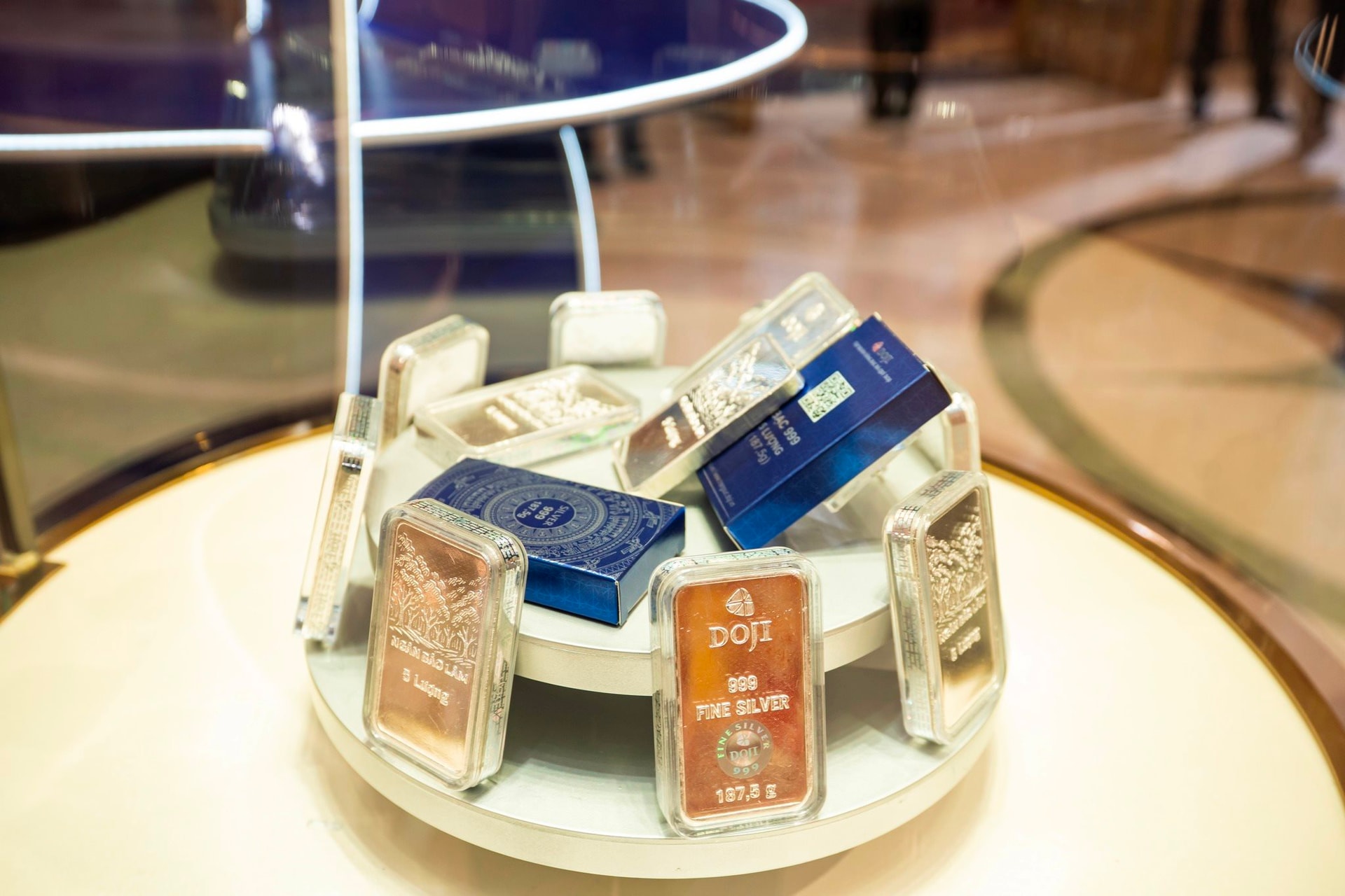 Không cần xếp hàng từ sớm, đây là cách mua bạc nhanh nhất
