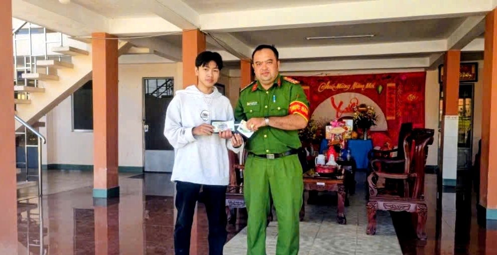 Phát hiện loạt tờ tiền từ 50K - 500K trên tuyến tỉnh lộ: Công an xã vào cuộc