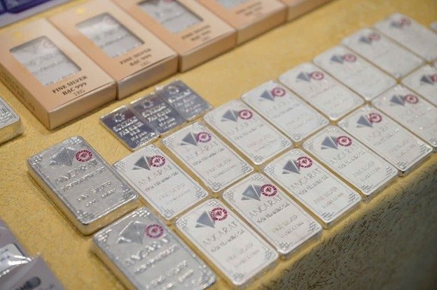 Giá bạc bất ngờ đảo chiều giảm