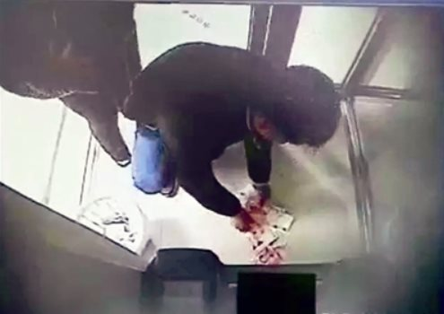 Cây ATM tự động “phun” hơn 11 triệu đồng, 2 phút sau 30 tờ tiền biến mất: Công an dùng nhiều biện pháp nghiệp vụ truy tìm 1 cặp vợ chồng