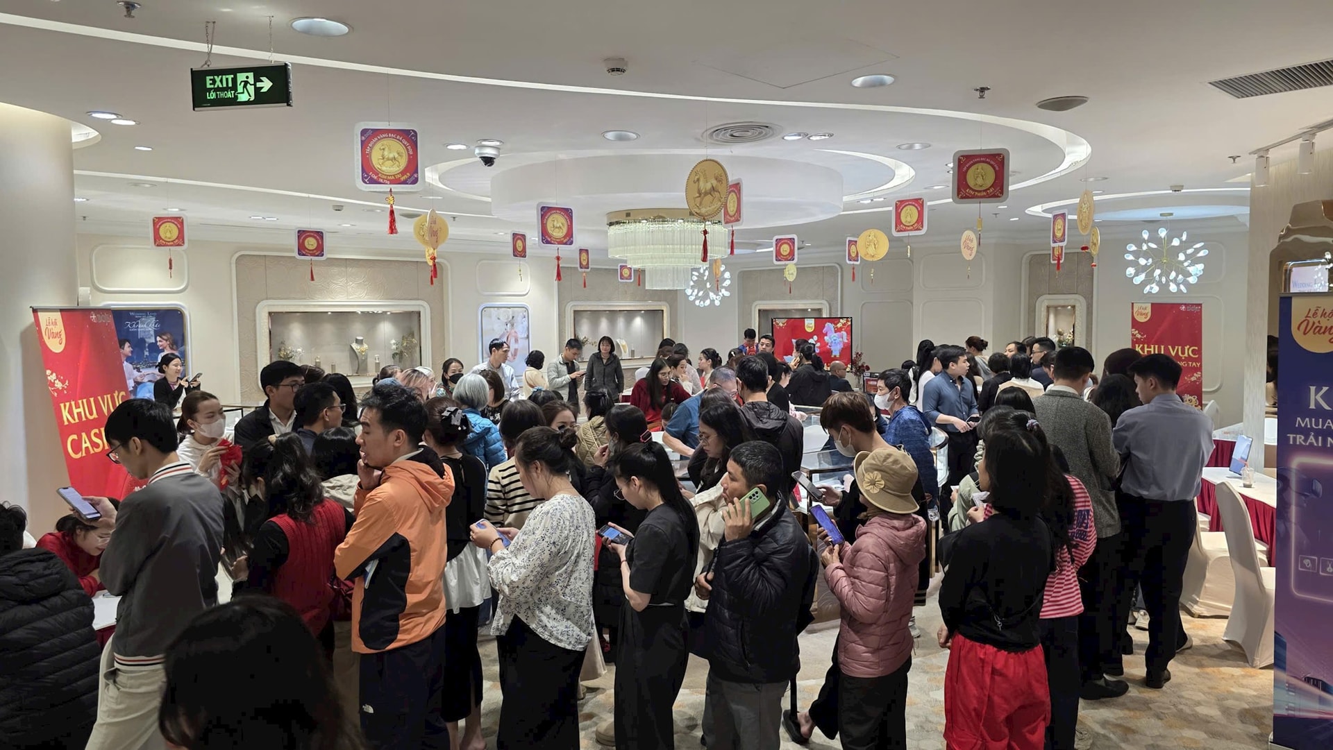 Sáng nay, nhà đầu tư đội mưa gió, xếp hàng từ sớm mua một sản phẩm bạc lần đầu xuất hiện 