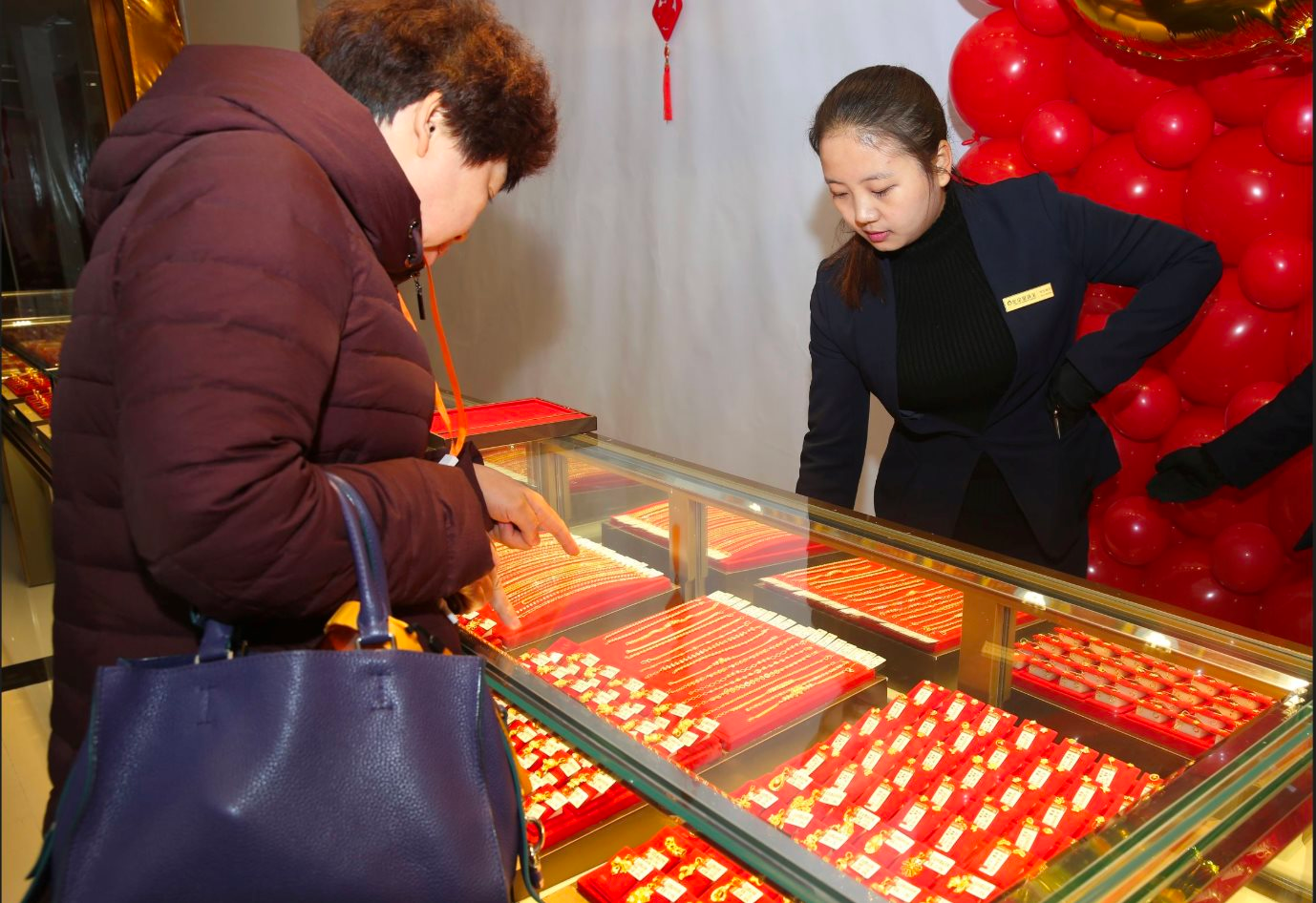 Thấy cụ ông bế cháu nhỏ, cầm gần 1 tỷ đồng mua vàng không hỏi giá, nhân viên trì hoãn giao dịch: Cảnh sát lập tức có mặt điều tra