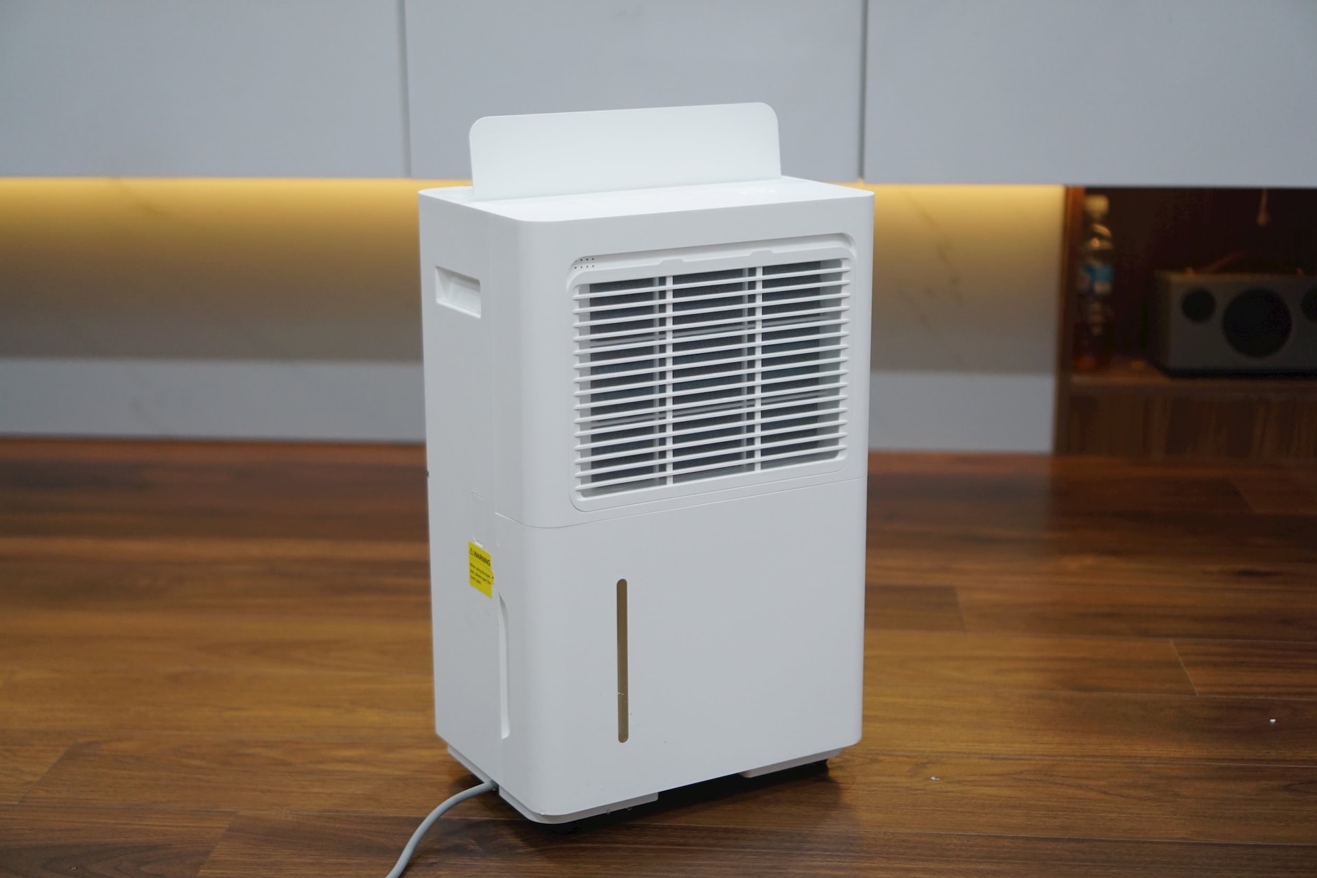 Nồm ẩm miền Bắc đến thật rồi - mẫu máy hút ẩm nhỏ gọn, giá 6,8 triệu này sẽ là lời giải cho ngôi nhà của bạn