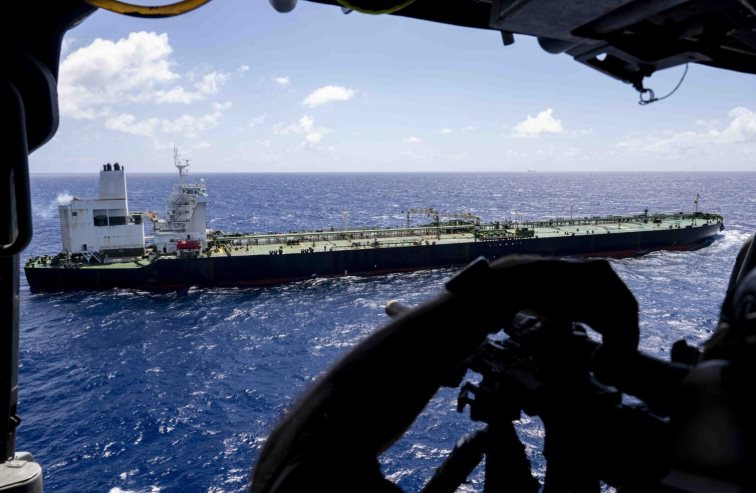 Truy đuổi xuyên Đại Tây Dương, Mỹ vừa chặn bắt một tàu chở dầu bất hợp pháp, hoạt động dưới tên giả 
