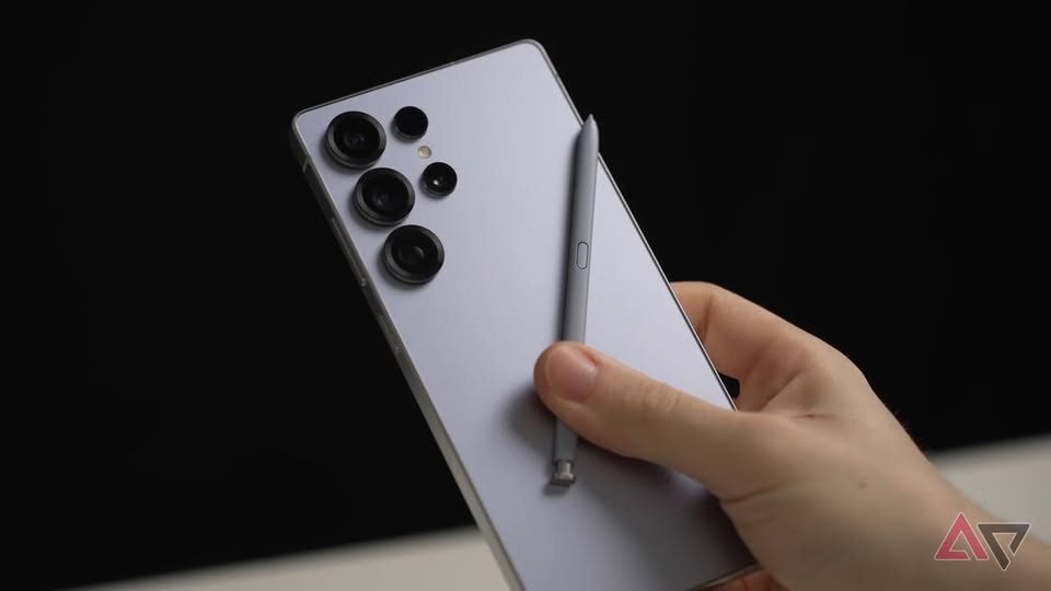 5 năm rồi mà ngoại hình vẫn "cũ mèm" như thế, Galaxy S26 Ultra thực sự là chiếc điện thoại quá nhàm chán?