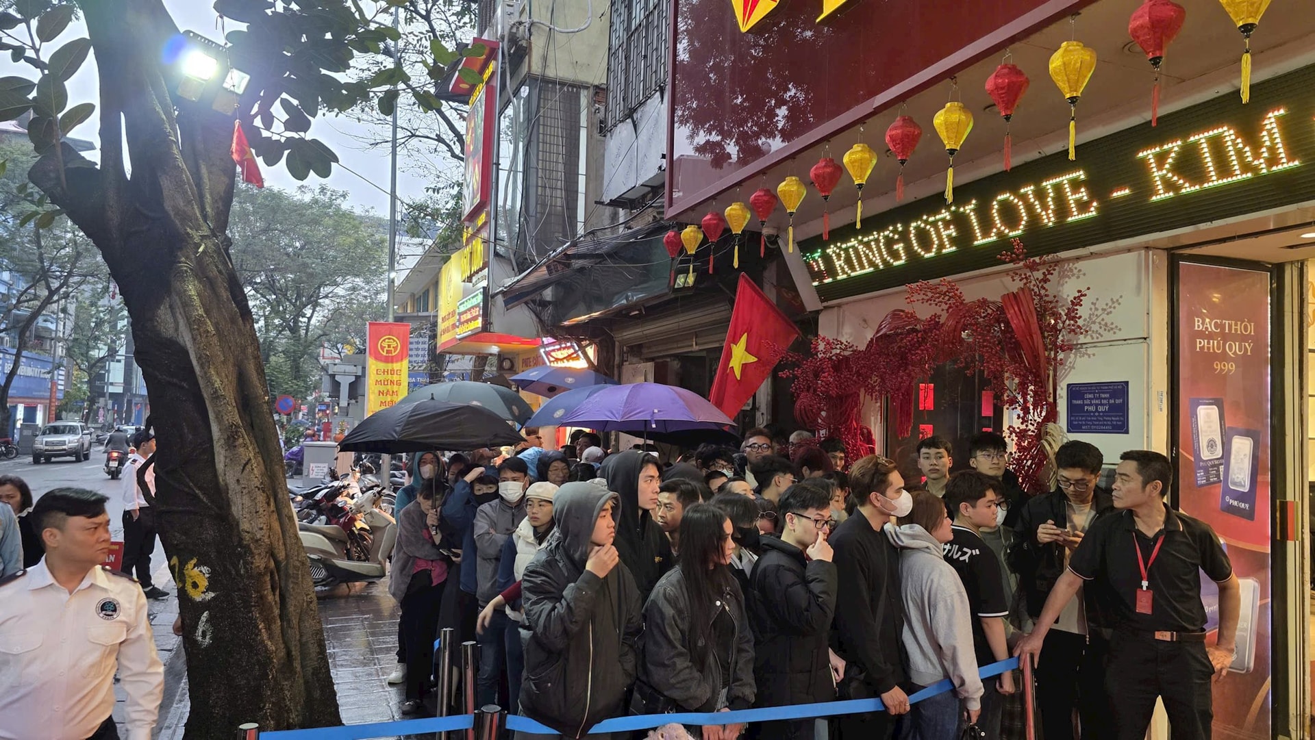 Từ 10 giờ tối, nhà đầu tư ồ ạt mang ghế gấp, đội mưa xếp hàng xuyên đêm để săn vàng bạc ngày Thần tài