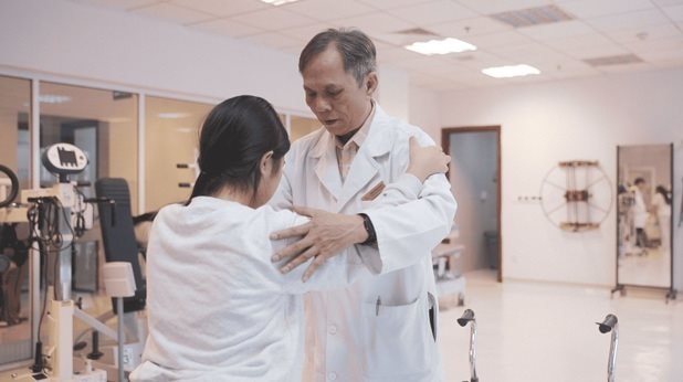 Bác sĩ tiết lộ hành trình “hồi sinh” đôi chân cho bé gái liệt hoàn toàn: “Những video ghi lại cử động tiến bộ của cháu là món quà vô giá với chúng tôi” 